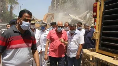 محافظ الجيزة يقود حملات إزالة عقارات متعدية على خط التنظيم بشارع الملك فيصل الرئيسي