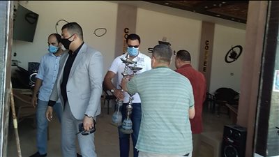 محافظ كفرالشيخ يغلق مقهى ويحرر محضرا لتقديمه 