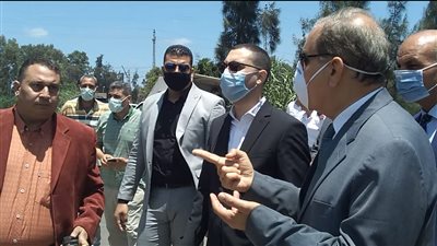 محافظ كفرالشيخ يضبط عمالا يشيدون مبنى على أرض زراعية