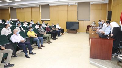 محافظ بني سويف: تطوير العمل التنفيذي يبدأ بتأهيل العنصر البشري