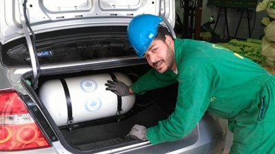 هل تحويل السيارة من بنزين لغاز يخرجها من الضمان؟.. خبير مروري يوضح (فيديو)