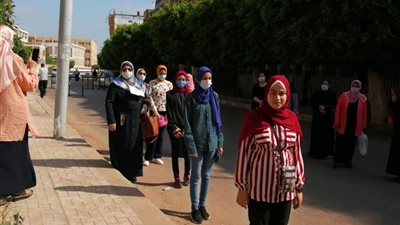 صفحات الغش تتداول امتحانات الثانوية.. والتعليم تحدد هوية المسربين 