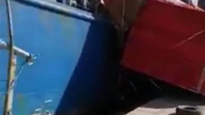 انقلاب شاحنة بضائع بعد إنزالها على رصيف ميناء سفاجا (صور)