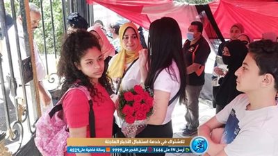 ببوكيه ورد.. صديقة تستقبل صديقتها في اليوم الأخير من امتحانات الثانوية العامة (فيديو) 