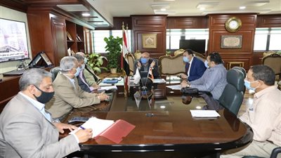 عقب انهياره وغرق 350 منزلًا..  محافظ بني سويف يبحث تأهيل مخر سيل سنور 