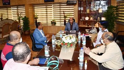 محافظ أسوان يتابع الموقف وانخفاض أعداد الإصابة والوفاة بكورونا