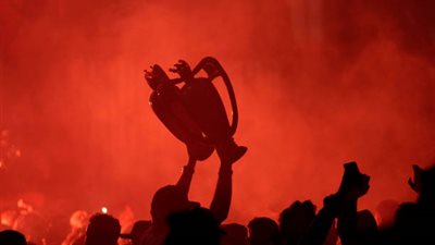 شاهد - جنون جماهير ليفربول بعد التتويج بلقب الدوري الإنجليزي