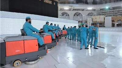 على مدار الـ ٢٤ ساعة.. 3500 عامل لتطهير المسجد الحرام وتعقيمه وتعطيره