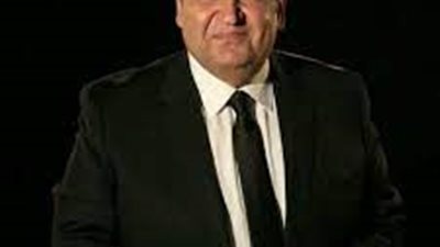 إعلامي يكشف خطوة وضع الكمامة على الذقن (فيديو)