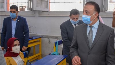 محافظ الإسكندرية يتفقد امتحانات الدبلومات الفنية.. ويؤكد تطبيق الاجراءات الاحترازية