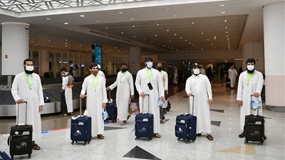 كيف استقبلت السعودية الدفعة الأولى من الحجاج في مطار جدة؟