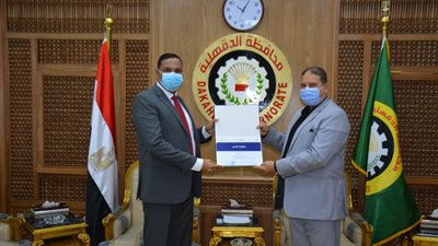 محافظ الدقهلية يتسلم شهادة من 