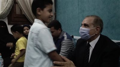 محافظ كفرالشيخ يعد نجل شهيد شباس بمرافقته في أول يوم دراسي (صور)
