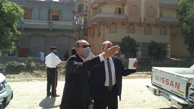 محافظ كفر الشيخ يغلق المحال التجارية والمقاهي المخالفة (صور)