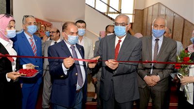 رئيس جامعة المنصورة يفتتح المرحلة الأولى لعمليات تطوير وتحديث كلية التجارة (صور)