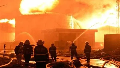 التحريات: المخزن المندلع به النيران بالمنطقة الصناعية تابع لمصنع مقرمشات شهير