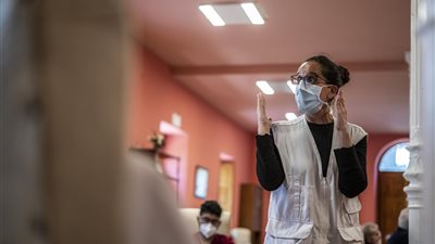 الإمارات.. إقبال كبير في أم القيوين على مركز فحص كورونا