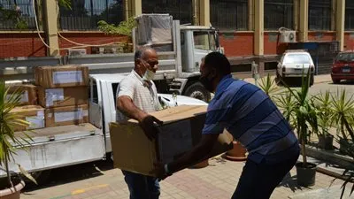 جامعتان صينيتان تهديان 30 ألف ماسك طبي لمستشفيات 