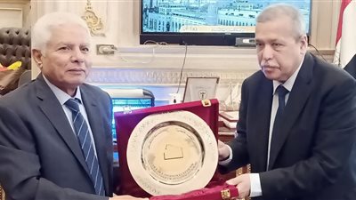 رئيس الإدارية يهدى رئيس مجلس القضاء الأعلي درع النيابة