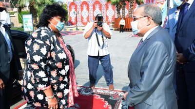 وزيرا الإنتاج الحربي والثقافة يتفقدان أول نموذج للمسارح المتنقلة