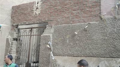  بعد انهيار عقار على سيدة ونجليها.. إخلاء 7 عقارات  بـ