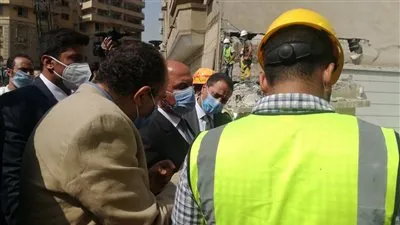 وزير النقل يتفقد عمارة الزمالك المائلة ويتابع حقن التربة