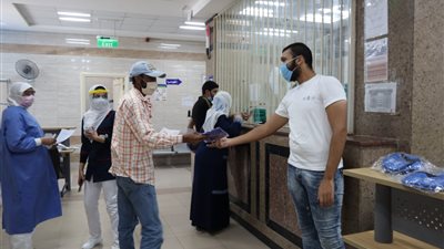 هدايا تذكارية احتفالا بمرور عام على إطلاق منظومة التأمين الصحي ببورسعيد