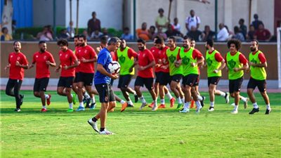  فقرات تدريبية متنوعة بالكرة في مران الأهلي