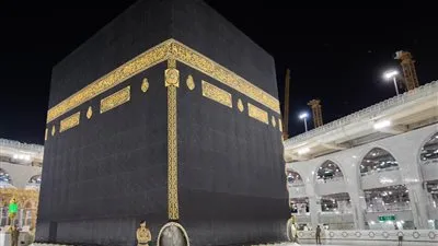 شاهد.. أمطار الخير تتساقط على الحرم المكي تزامنا مع تغيير كسوة الكعبة