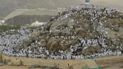 كمامات وأسورة.. الحج في زمن كورونا (صور)