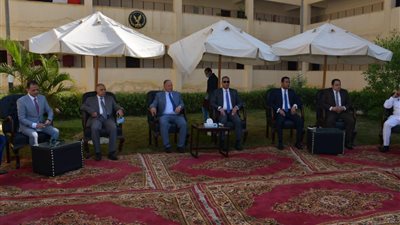 محافظ الفيوم يهنئ جنود وضباط الصف بفرق قوات الأمن بالعزب