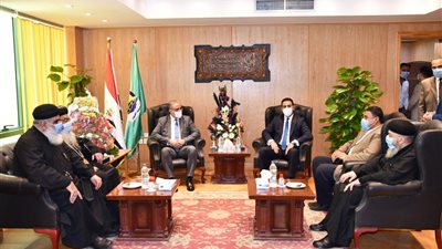 محافظ الفيوم يستقبل وفدا من الكنيسة وبعض نواب البرلما  لتهنئته بعيد الأضحى المبارك