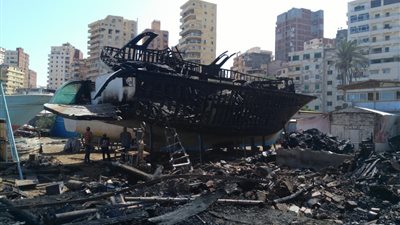 محافظ الإسكندرية يتفقد موقع حريق ورش صناعة السفن