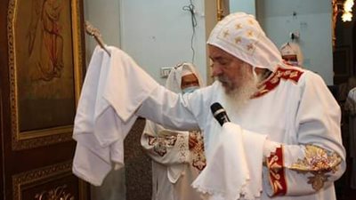 بعد أزمة استقالته.. أول قداس إلهي لأسقف قنا عقب عودته للإيبارشية (صور)