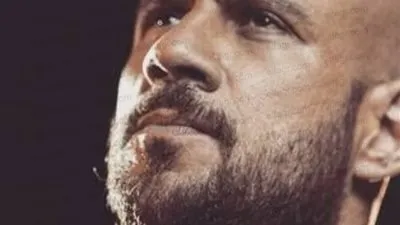 أحمد مكي يستعد لعرض مسرحية 