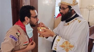 في زمن الكورونا.. طريقة جديدة لمناولة المصلين في كنيسة العذراء بالإسكندرية (صور)