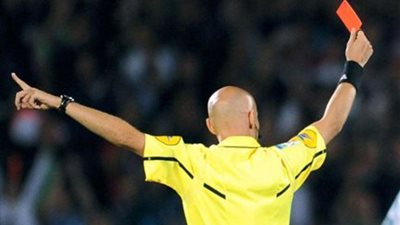 صدق أو لا تصدق.. الكحة في وجه الخصوم تُساوي طرد!