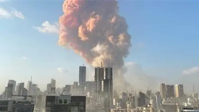 محافظ بيروت باكيًا: الانفجار الذي حدث أشبه بهيروشيما وناغازاكي