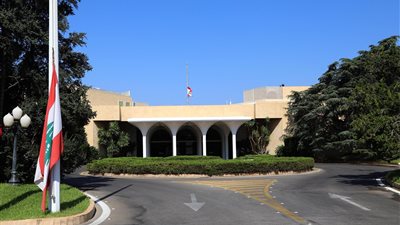 تنكيس العلم اللبناني حدادًا على ضحايا انفجار بيروت