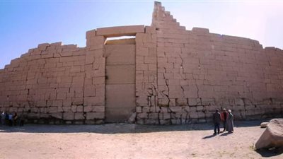 أستاذ آثار يدق ناقوس الخطر.. أنقذوا بوابة الرامسيوم بالأقصر من السقوط