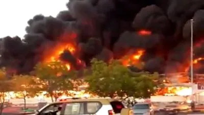 اندلاع حريق في سوق عجمان بالإمارات (فيديو وصور)