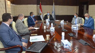 وزير الإسكان يستعرض مواقع الأراضي المقترحة لتنفيذ 