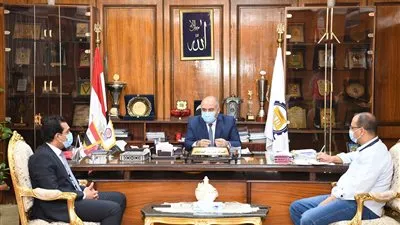 محافظ قنا يبحث فرص العمل المتاحة لاستيعاب العمالة العائدة من الخارج   