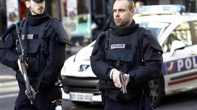 عاجل.. مسلح يحتجز 6 رهائن داخل بنك في فرنسا (صور وفيديو)