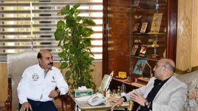 محافظ أسوان مع مدير الأمن: إعادة الانضباط للشارع في محاور المرور والإشغالات والتعديات 
