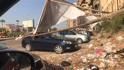 سقوط لافتة مرشح لمجلس الشيوخ على سيارة بالمنصورة يثير غضب الأهالي
