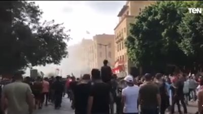 شاهد.. اللحظات الأولى لاقتحام المتظاهرين لمقر وزارة الخارجية اللبنانية 