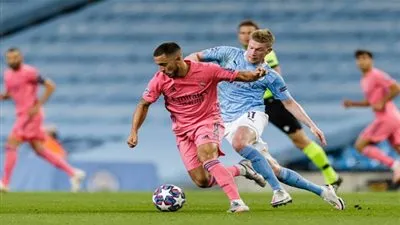 نجوم ريال مدريد يفتحون النار على هازارد