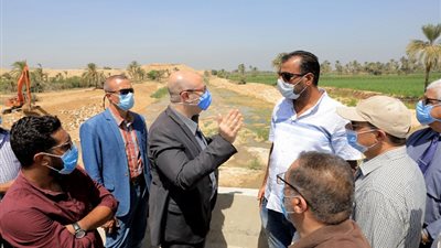 تسبب في غرق 350 منزلًا.. محافظ بني سويف يتفقد أعمال تأهيل مخر سيل سنور