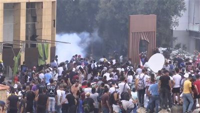 عاجل.. اندلاع حريق عند مدخل ساحة البرلمان بوسط بيروت